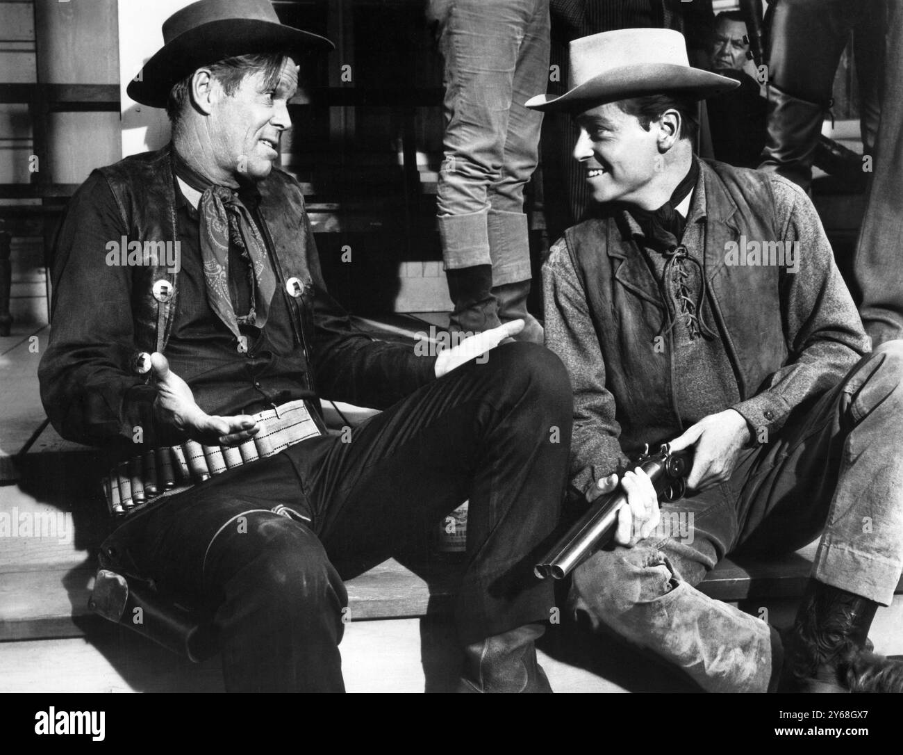 Dan Duryea (a sinistra), Peter Duryea (a destra), sul set del film western, 'The Bounty Killer', Embassy Pictures, 1965 Foto Stock