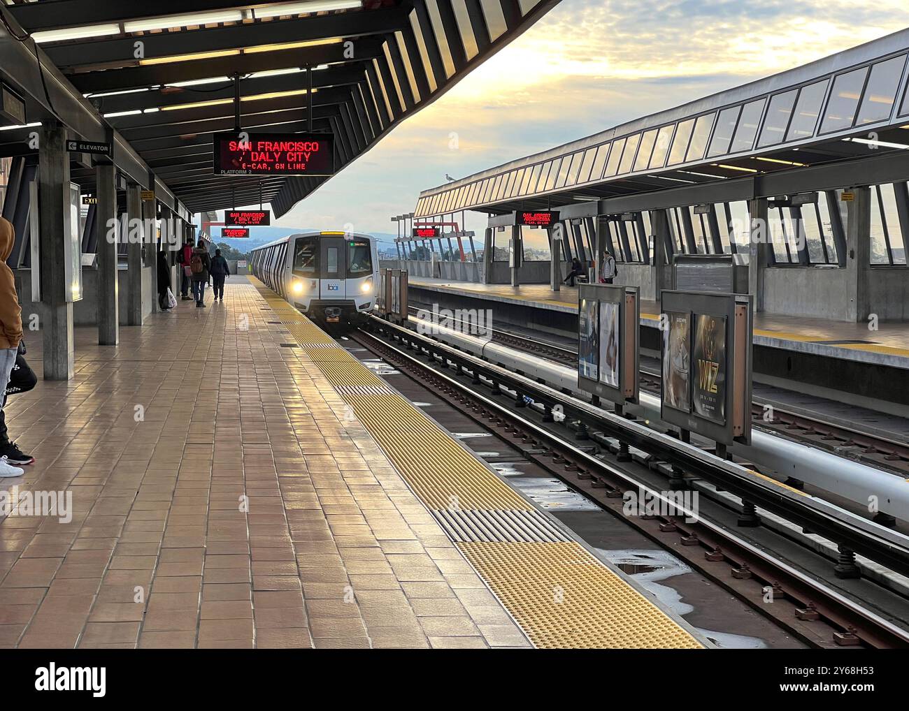 Oakland, CA - 15 gennaio 2024: Il treno San Francisco Bay area Rapid Transit, denominato BART, trasporta pendolari verso le loro destinazioni a San Francisco, Foto Stock