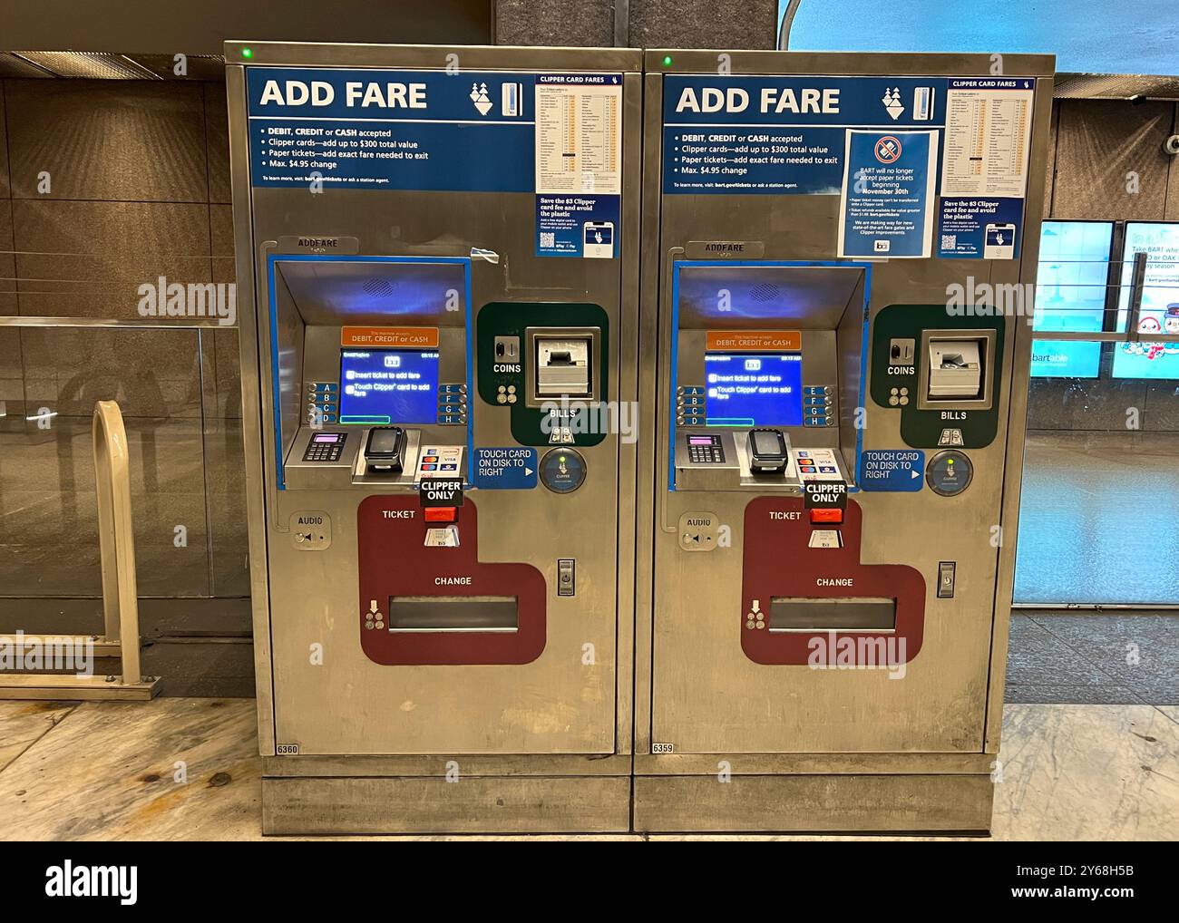 San Francisco, CA - 15 gennaio 2024: BART Machines, stazione Embarcadero Street. Il Bay area Rapid Transit (BART) trasporta pendolari da e per San Francisco Foto Stock