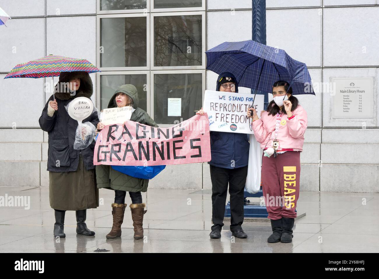 San Francisco, CA - 20 gennaio 2024: I contro-manifestanti si riuniscono davanti alla biblioteca per protestare contro la marcia annuale per la vita, tenendo dei cartelli a sostegno del rappresentante Foto Stock