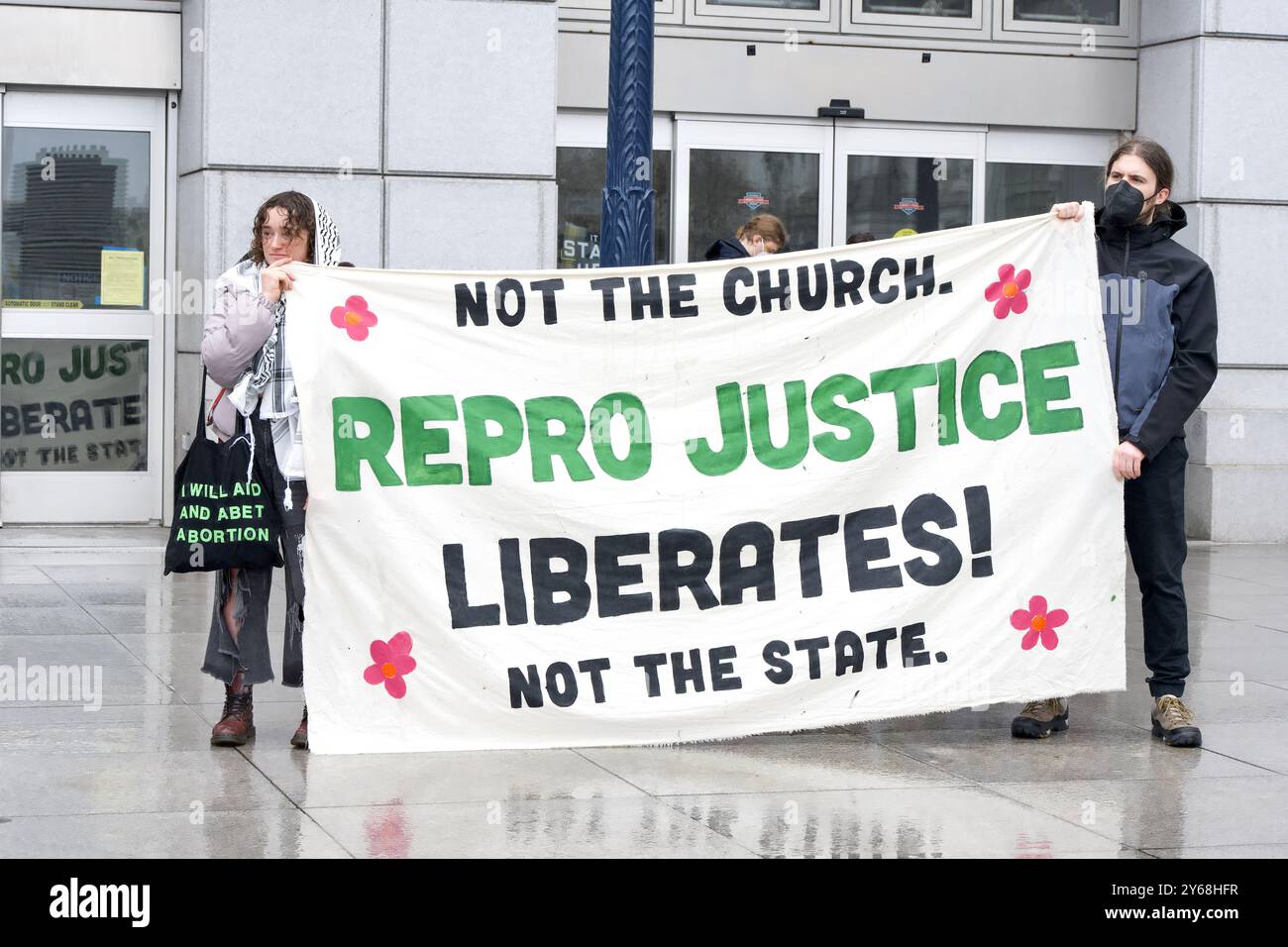San Francisco, CA - 20 gennaio 2024: I contro-manifestanti si riuniscono davanti alla biblioteca per protestare contro la marcia annuale per la vita, tenendo dei cartelli a sostegno del rappresentante Foto Stock