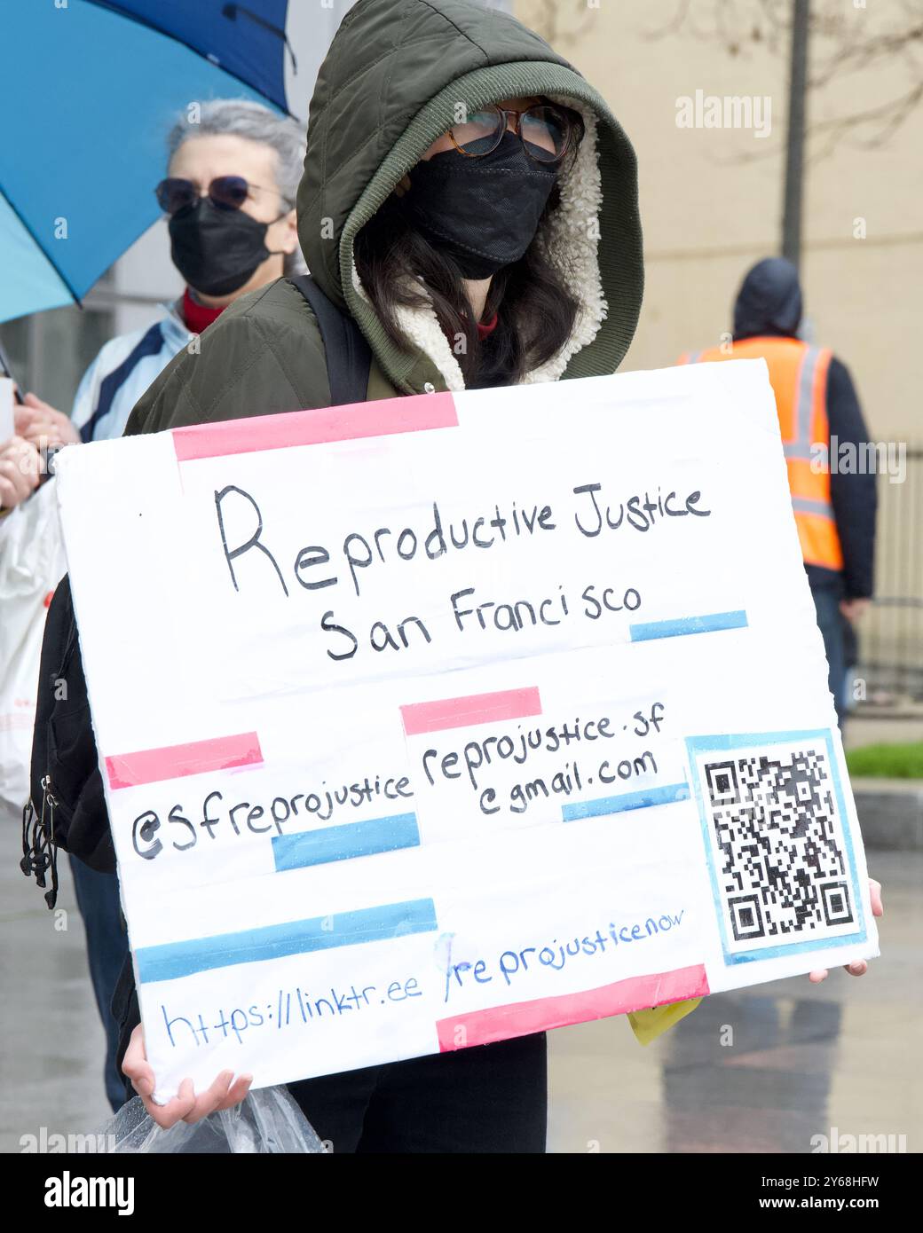 San Francisco, CA - 20 gennaio 2024: I contro-manifestanti si riuniscono davanti alla biblioteca per protestare contro la marcia annuale per la vita, tenendo dei cartelli a sostegno del rappresentante Foto Stock