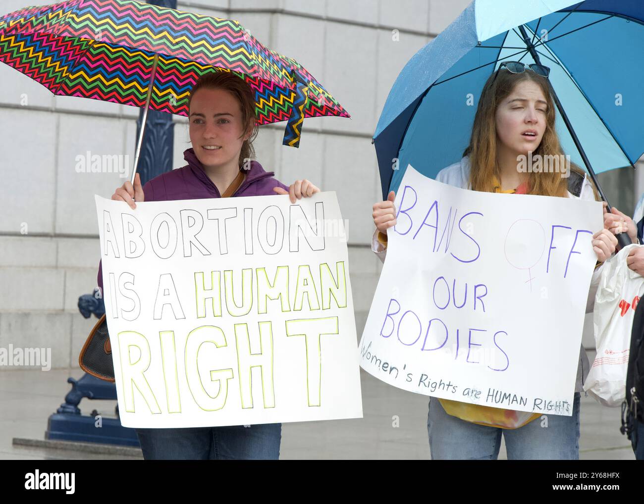 San Francisco, CA - 20 gennaio 2024: I contro-manifestanti si riuniscono davanti alla biblioteca per protestare contro la marcia annuale per la vita, tenendo dei cartelli a sostegno del rappresentante Foto Stock