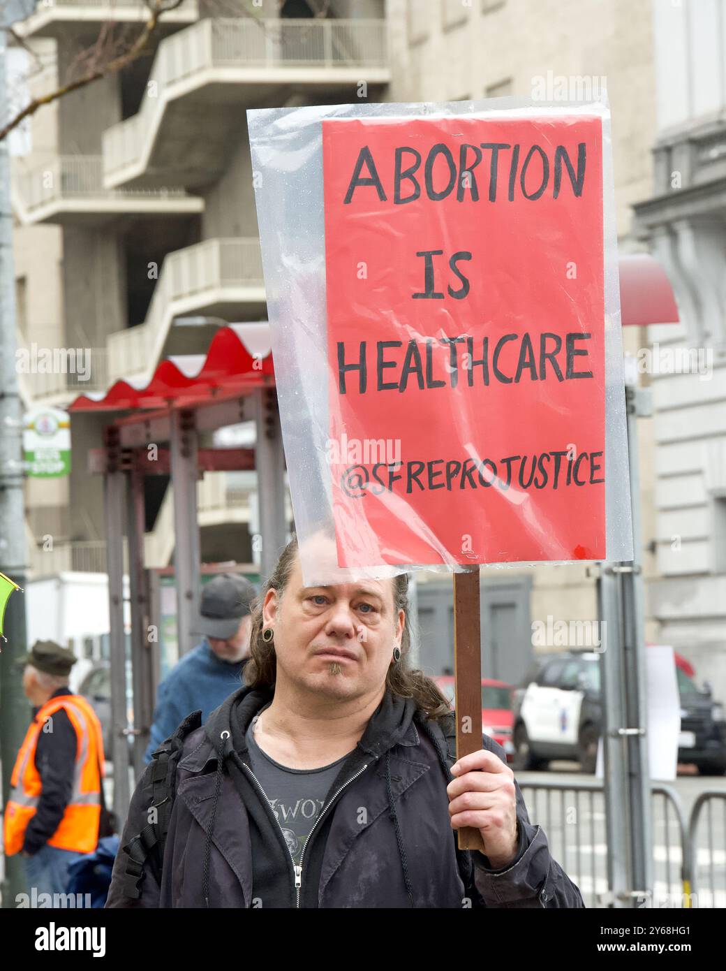 San Francisco, CA - 20 gennaio 2024: I contro-manifestanti si riuniscono davanti alla biblioteca per protestare contro la marcia annuale per la vita, tenendo dei cartelli a sostegno del rappresentante Foto Stock