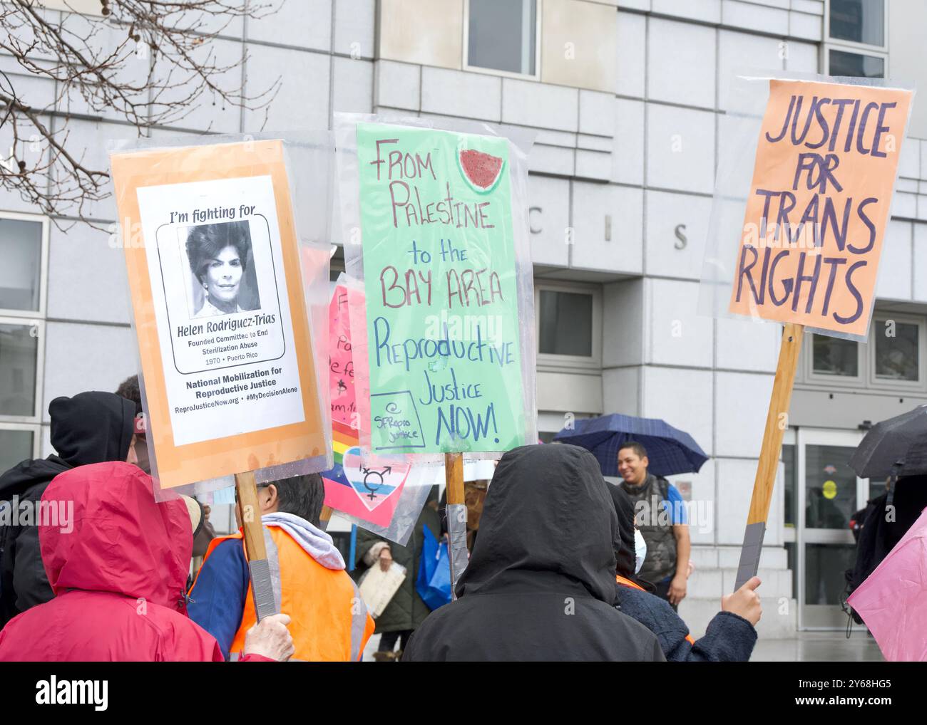 San Francisco, CA - 20 gennaio 2024: I contro-manifestanti si riuniscono davanti alla biblioteca per protestare contro la marcia annuale per la vita, tenendo dei cartelli a sostegno del rappresentante Foto Stock