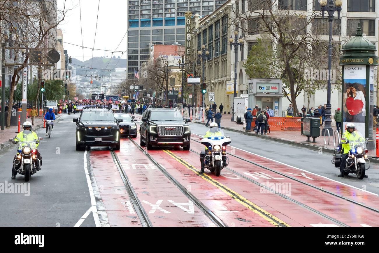 San Francisco, CA - 20 gennaio 2024: La polizia ha aperto la rotta per la marcia annuale per la vita, tenendo cartelli e striscioni pro-Life, camminando lungo Market Street Foto Stock