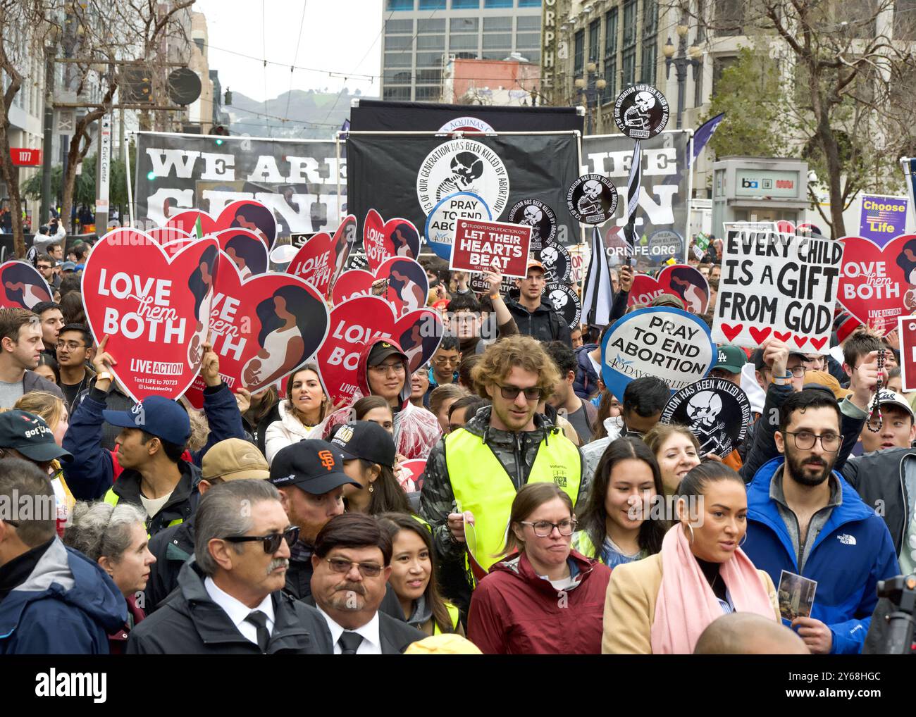 San Francisco, CA - 20 gennaio 2024: Migliaia di partecipanti alla marcia annuale per la vita, con cartelli e striscioni pro-Life, camminando lungo la mostra del mercato Foto Stock