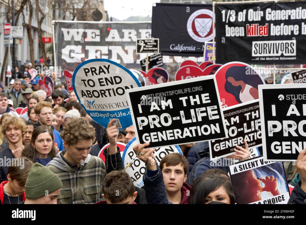 San Francisco, CA - 20 gennaio 2024: Migliaia di partecipanti alla marcia annuale per la vita, con cartelli e striscioni pro-Life, camminando lungo la mostra del mercato Foto Stock