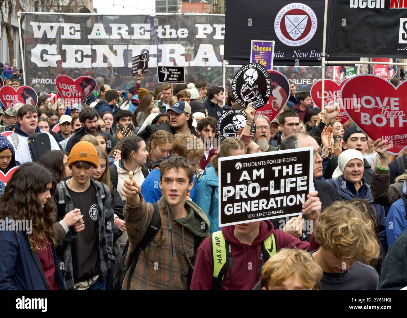 San Francisco, CA - 20 gennaio 2024: Migliaia di partecipanti alla marcia annuale per la vita, con cartelli e striscioni pro-Life, camminando lungo la mostra del mercato Foto Stock