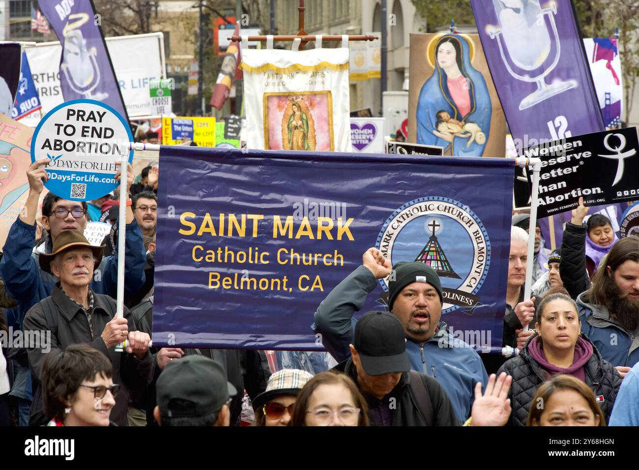 San Francisco, CA - 20 gennaio 2024: Migliaia di partecipanti alla marcia annuale per la vita, con cartelli e striscioni pro-Life, camminando lungo la mostra del mercato Foto Stock