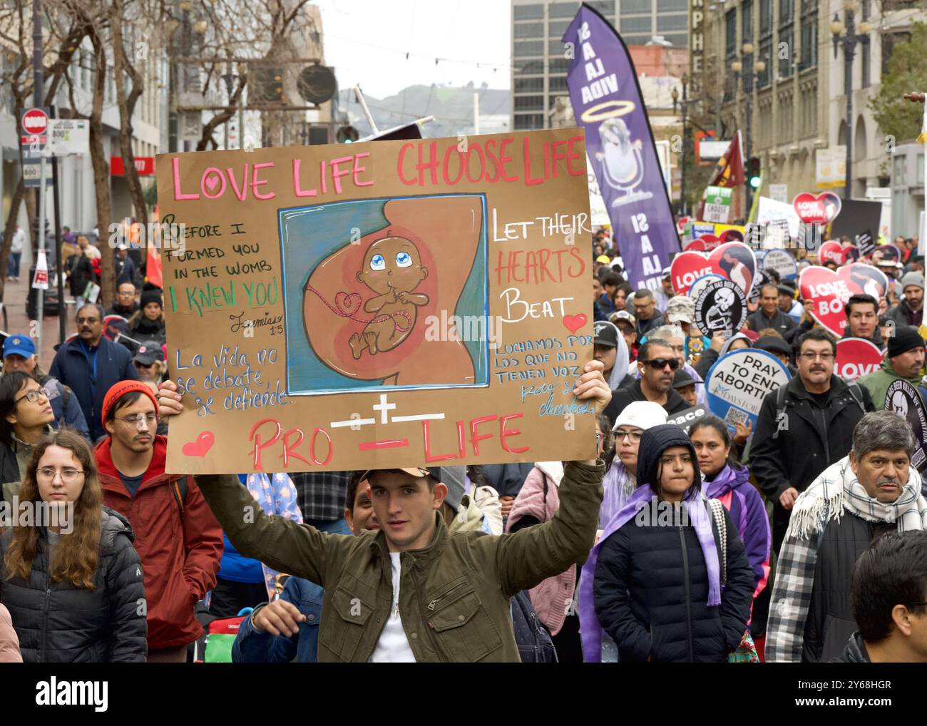 San Francisco, CA - 20 gennaio 2024: Migliaia di partecipanti alla marcia annuale per la vita, con cartelli e striscioni pro-Life, camminando lungo la mostra del mercato Foto Stock