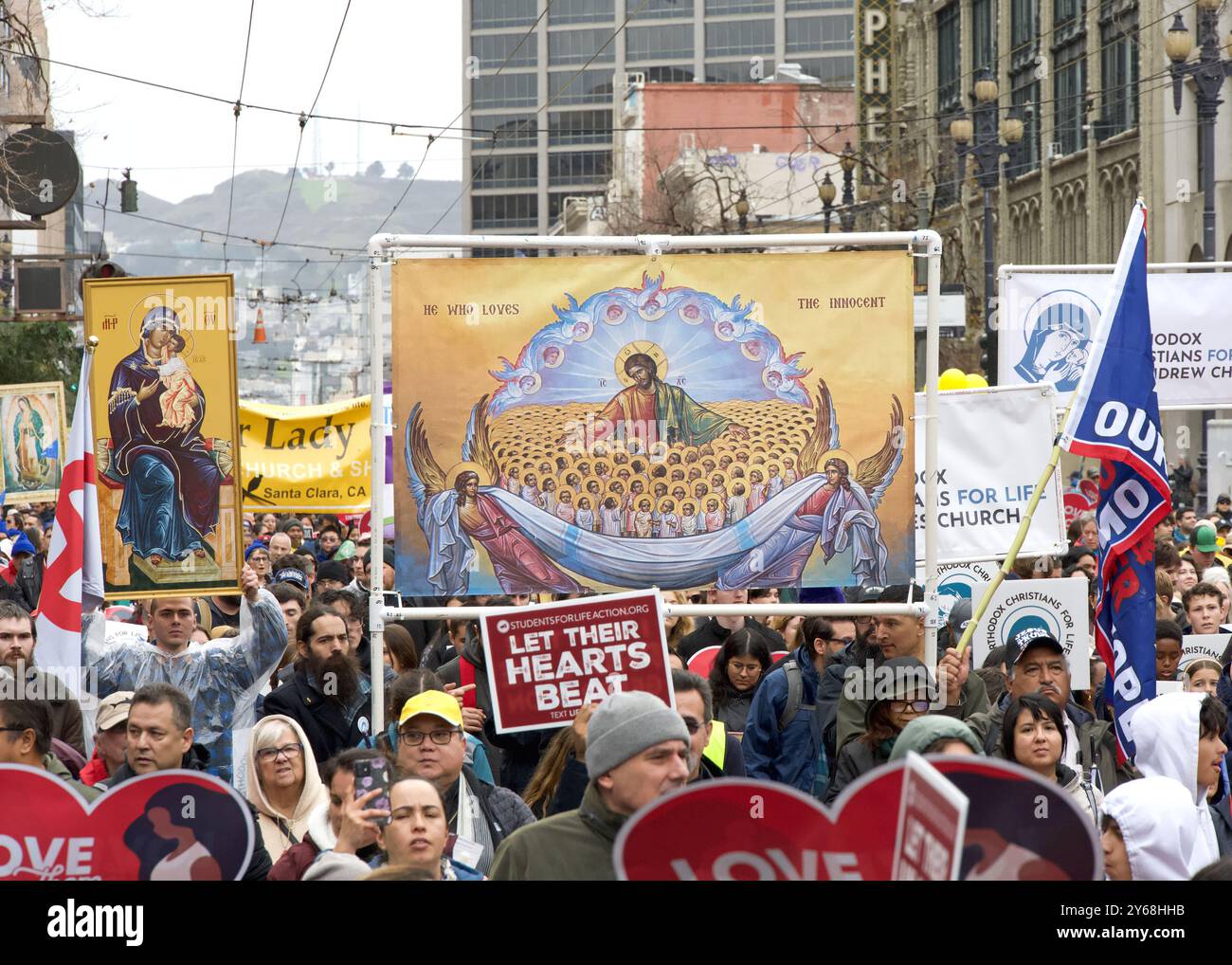San Francisco, CA - 20 gennaio 2024: Migliaia di partecipanti alla marcia annuale per la vita, con cartelli e striscioni pro-Life, camminando lungo la mostra del mercato Foto Stock