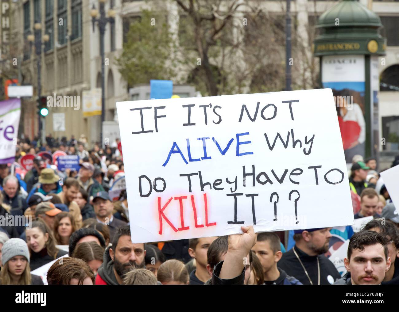 San Francisco, CA - 20 gennaio 2024: Migliaia di partecipanti alla marcia annuale per la vita, con cartelli e striscioni pro-Life, camminando lungo la mostra del mercato Foto Stock