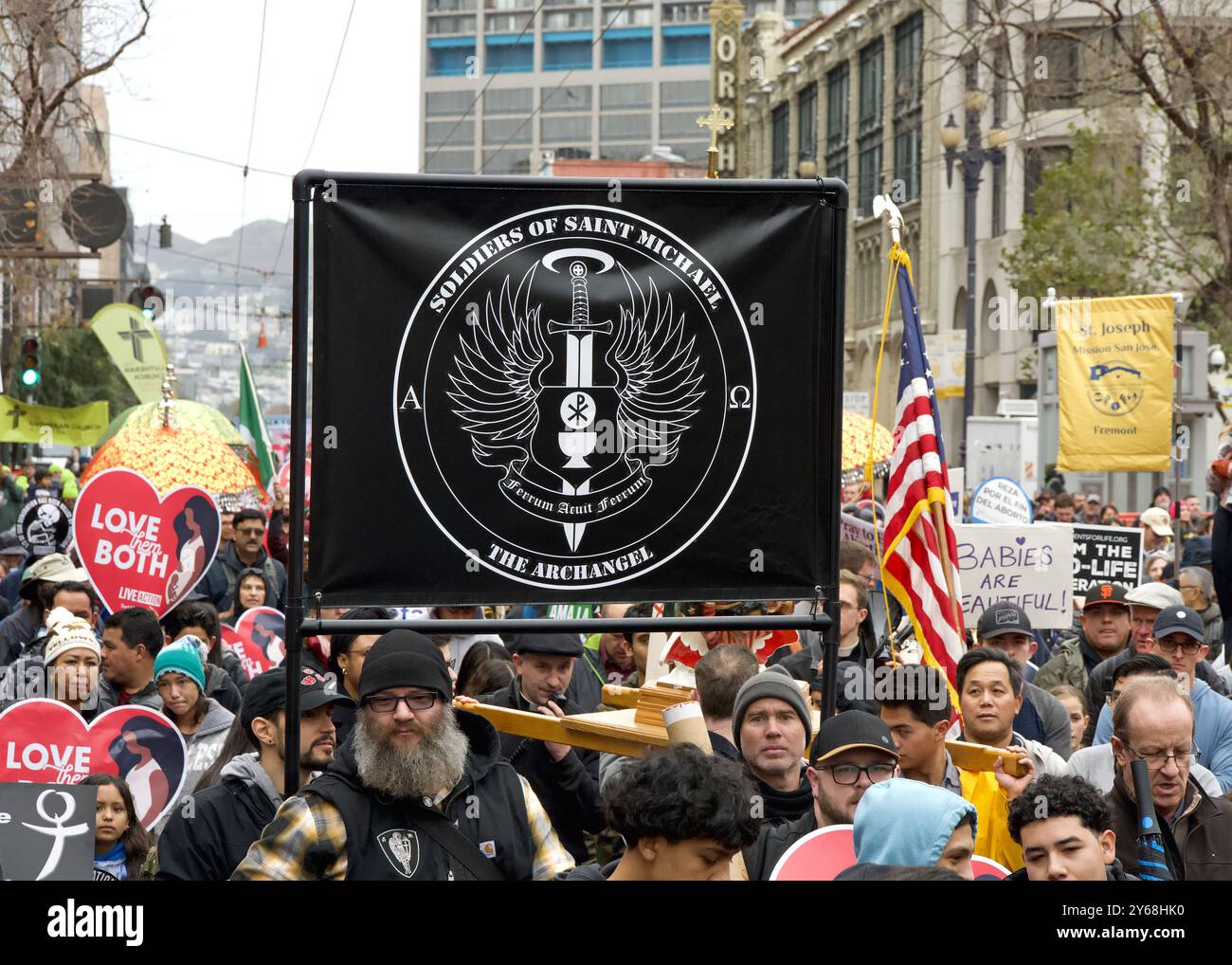 San Francisco, CA - 20 gennaio 2024: Migliaia di partecipanti alla marcia annuale per la vita, con cartelli e striscioni pro-Life, camminando lungo la mostra del mercato Foto Stock