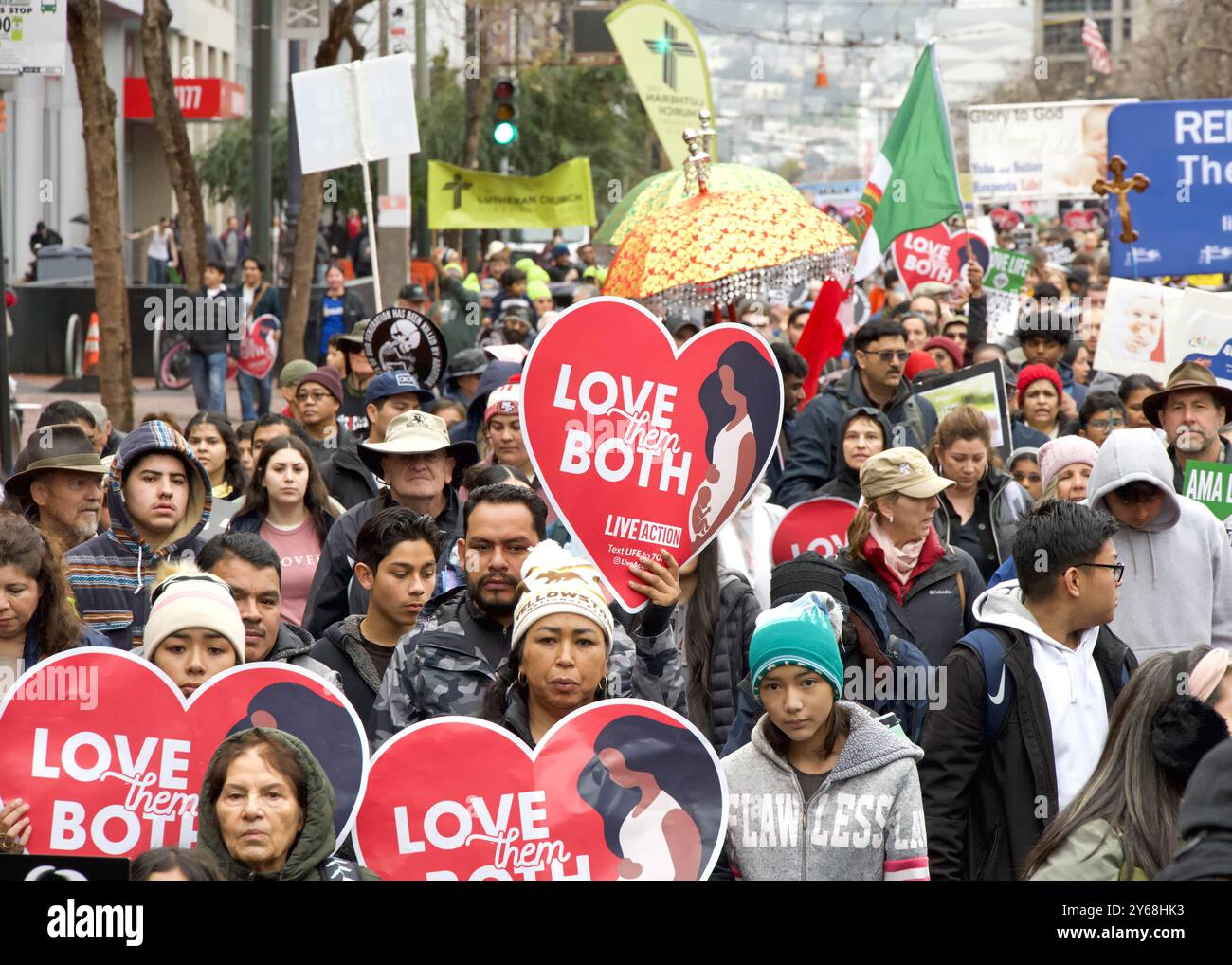 San Francisco, CA - 20 gennaio 2024: Migliaia di partecipanti alla marcia annuale per la vita, con cartelli e striscioni pro-Life, camminando lungo la mostra del mercato Foto Stock