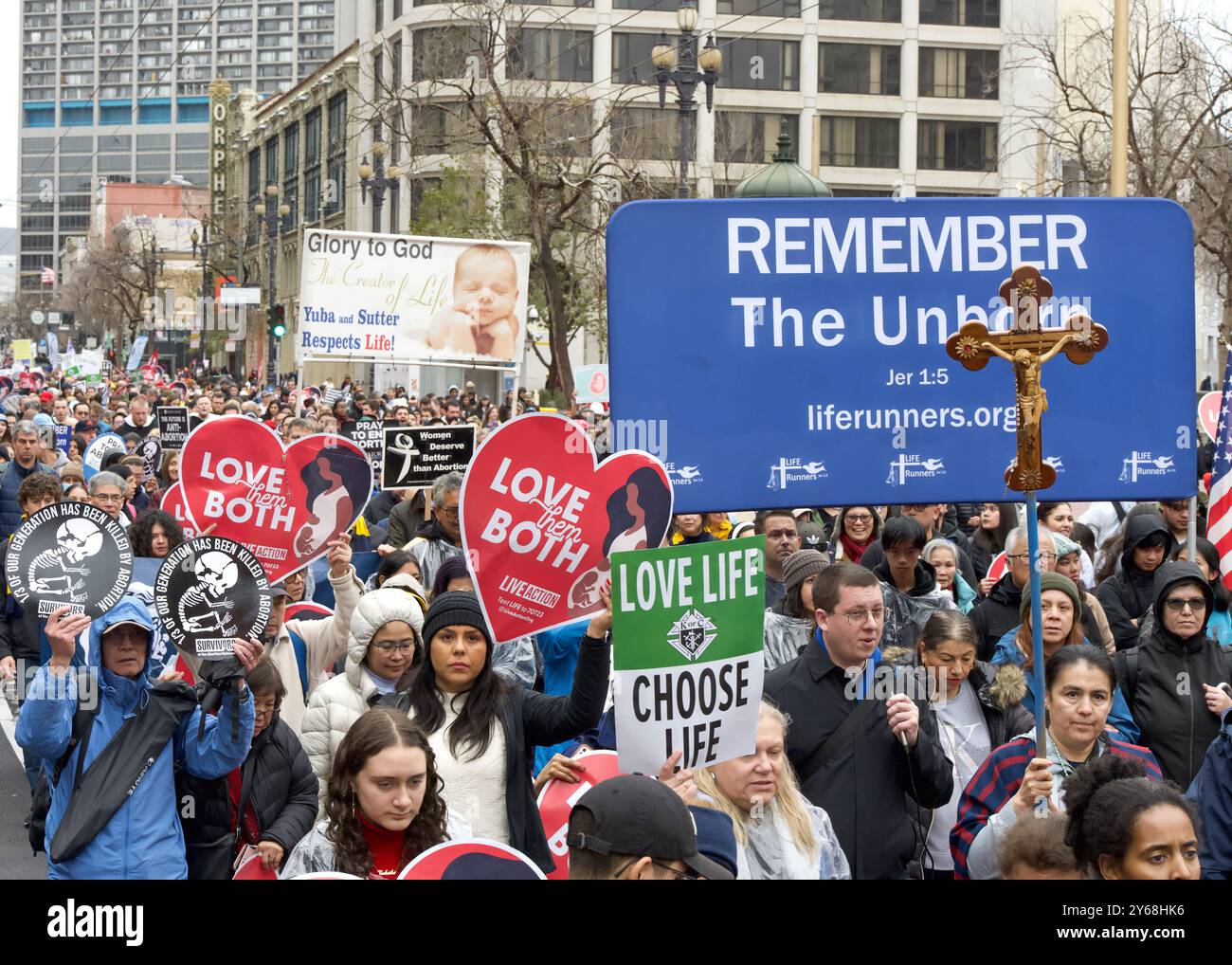 San Francisco, CA - 20 gennaio 2024: Migliaia di partecipanti alla marcia annuale per la vita, con cartelli e striscioni pro-Life, camminando lungo la mostra del mercato Foto Stock