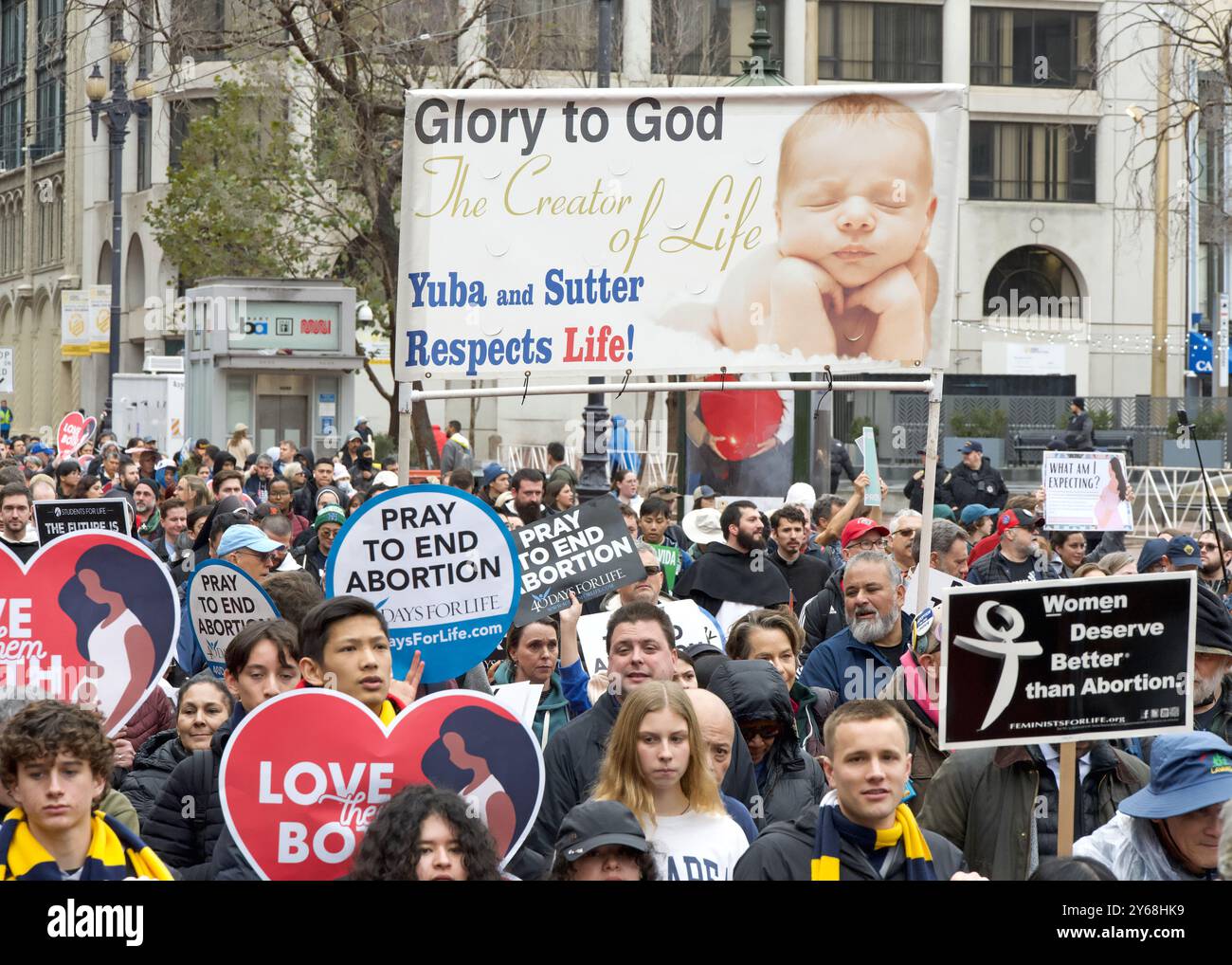 San Francisco, CA - 20 gennaio 2024: Migliaia di partecipanti alla marcia annuale per la vita, con cartelli e striscioni pro-Life, camminando lungo la mostra del mercato Foto Stock