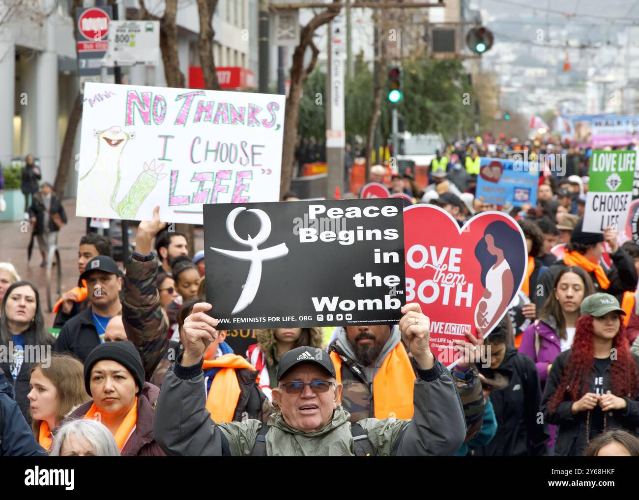 San Francisco, CA - 20 gennaio 2024: Migliaia di partecipanti alla marcia annuale per la vita, con cartelli e striscioni pro-Life, camminando lungo la mostra del mercato Foto Stock
