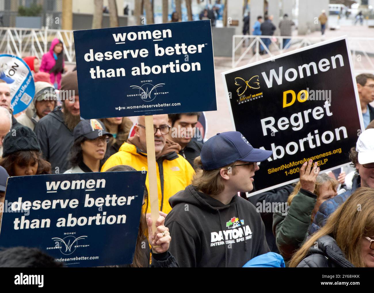 San Francisco, CA - 20 gennaio 2024: Migliaia di partecipanti alla marcia annuale per la vita, con cartelli e striscioni pro-Life, camminando lungo la mostra del mercato Foto Stock