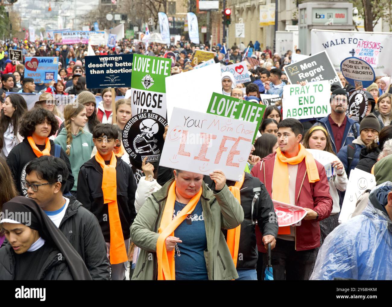 San Francisco, CA - 20 gennaio 2024: Migliaia di partecipanti alla marcia annuale per la vita, con cartelli e striscioni pro-Life, camminando lungo la mostra del mercato Foto Stock