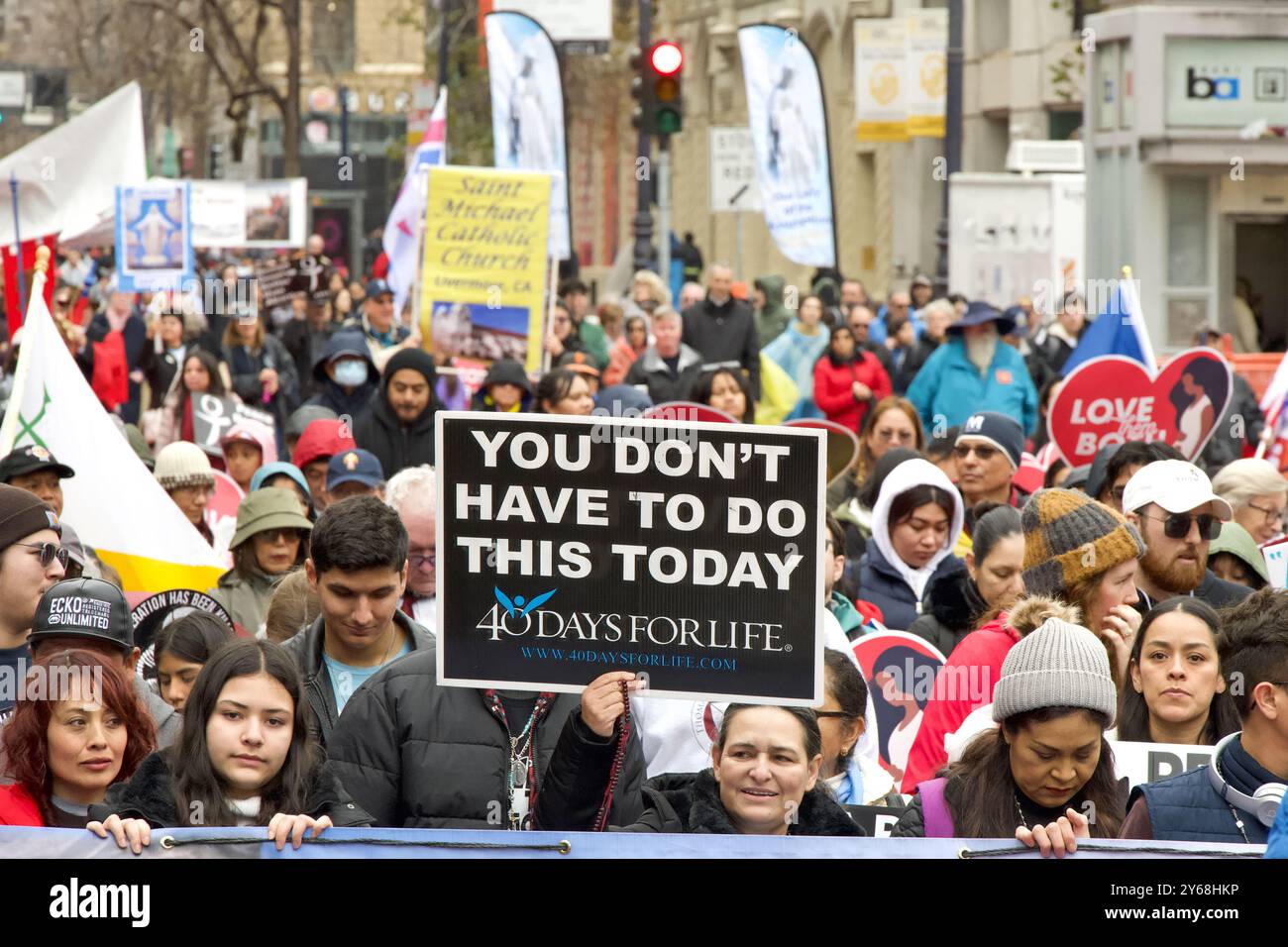 San Francisco, CA - 20 gennaio 2024: Migliaia di partecipanti alla marcia annuale per la vita, con cartelli e striscioni pro-Life, camminando lungo la mostra del mercato Foto Stock
