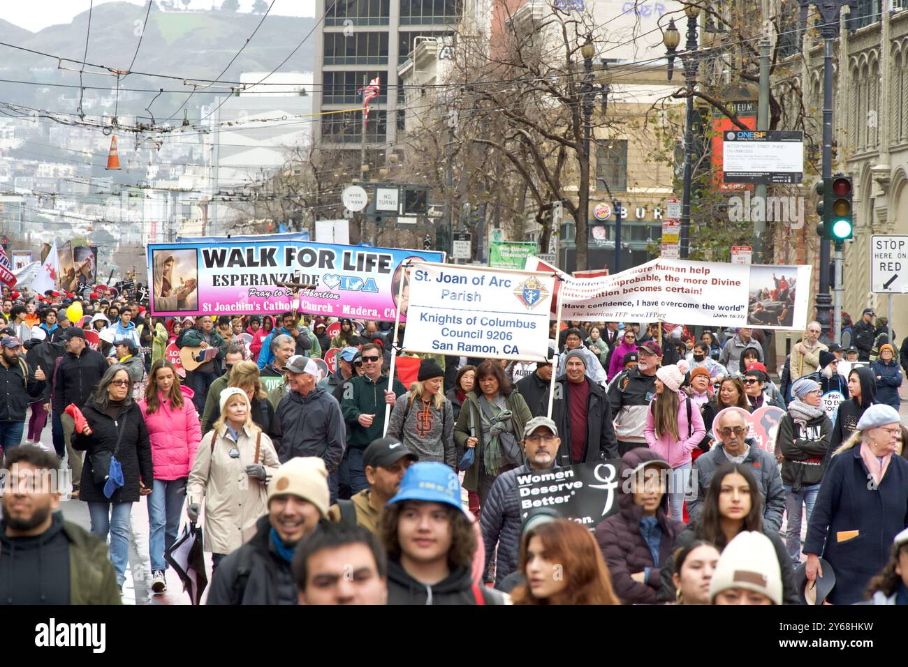 San Francisco, CA - 20 gennaio 2024: Migliaia di partecipanti alla marcia annuale per la vita, con cartelli e striscioni pro-Life, camminando lungo la mostra del mercato Foto Stock