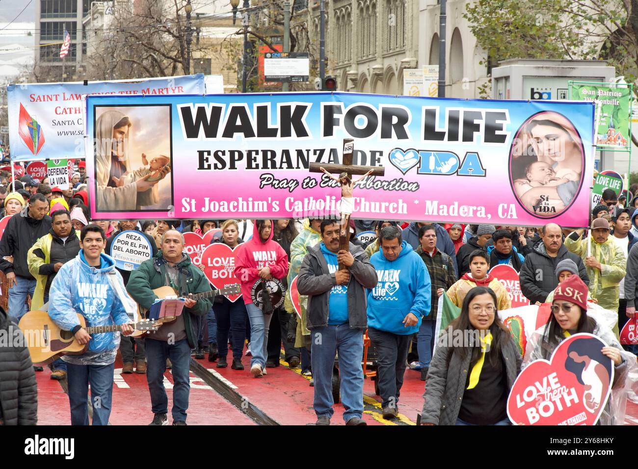 San Francisco, CA - 20 gennaio 2024: Migliaia di partecipanti alla marcia annuale per la vita, con cartelli e striscioni pro-Life, camminando lungo la mostra del mercato Foto Stock