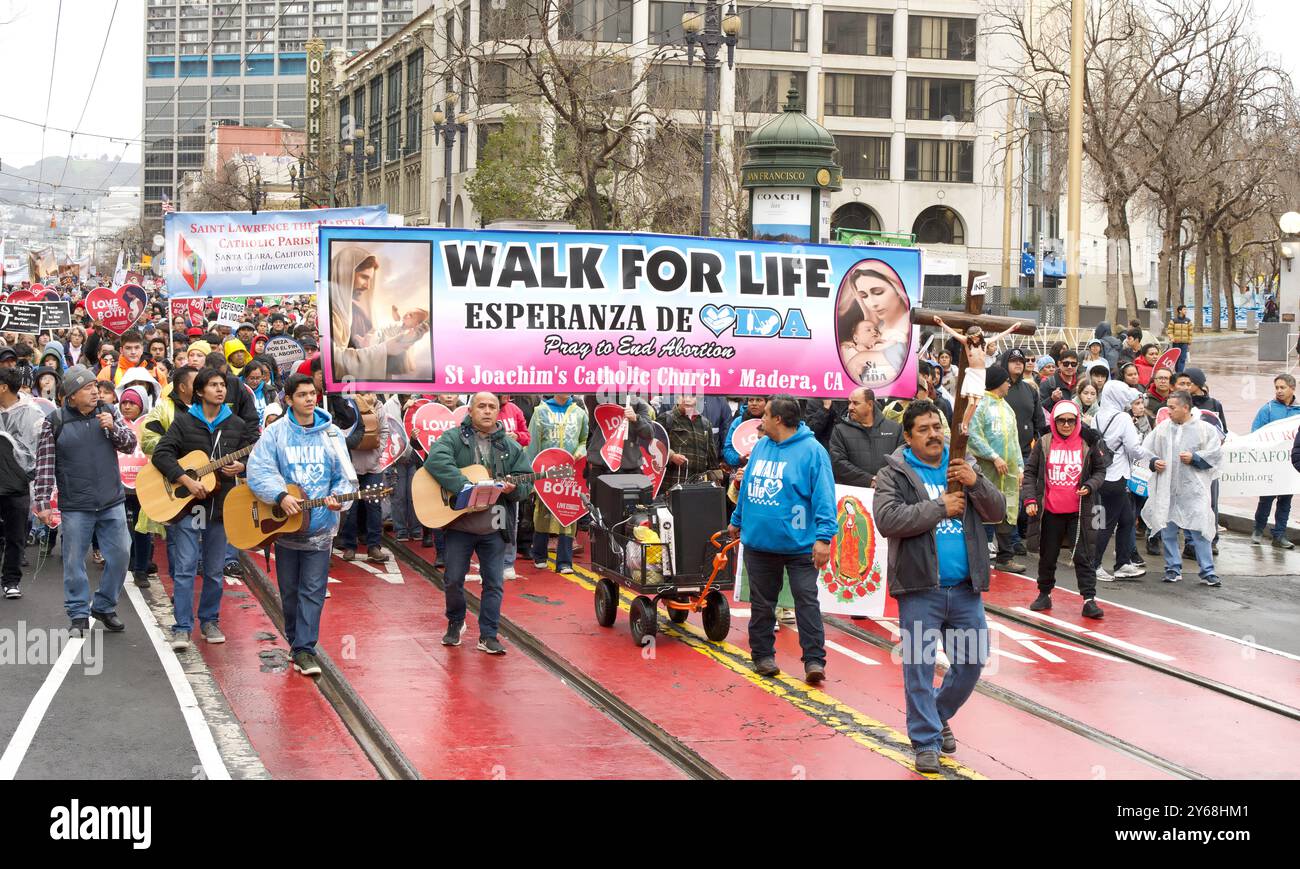 San Francisco, CA - 20 gennaio 2024: Migliaia di partecipanti alla marcia annuale per la vita, con cartelli e striscioni pro-Life, camminando lungo la mostra del mercato Foto Stock