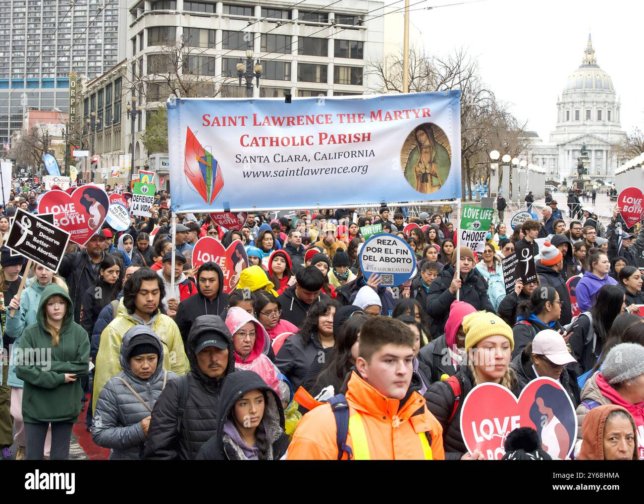 San Francisco, CA - 20 gennaio 2024: Migliaia di partecipanti alla marcia annuale per la vita, con cartelli e striscioni pro-Life, camminando lungo la mostra del mercato Foto Stock
