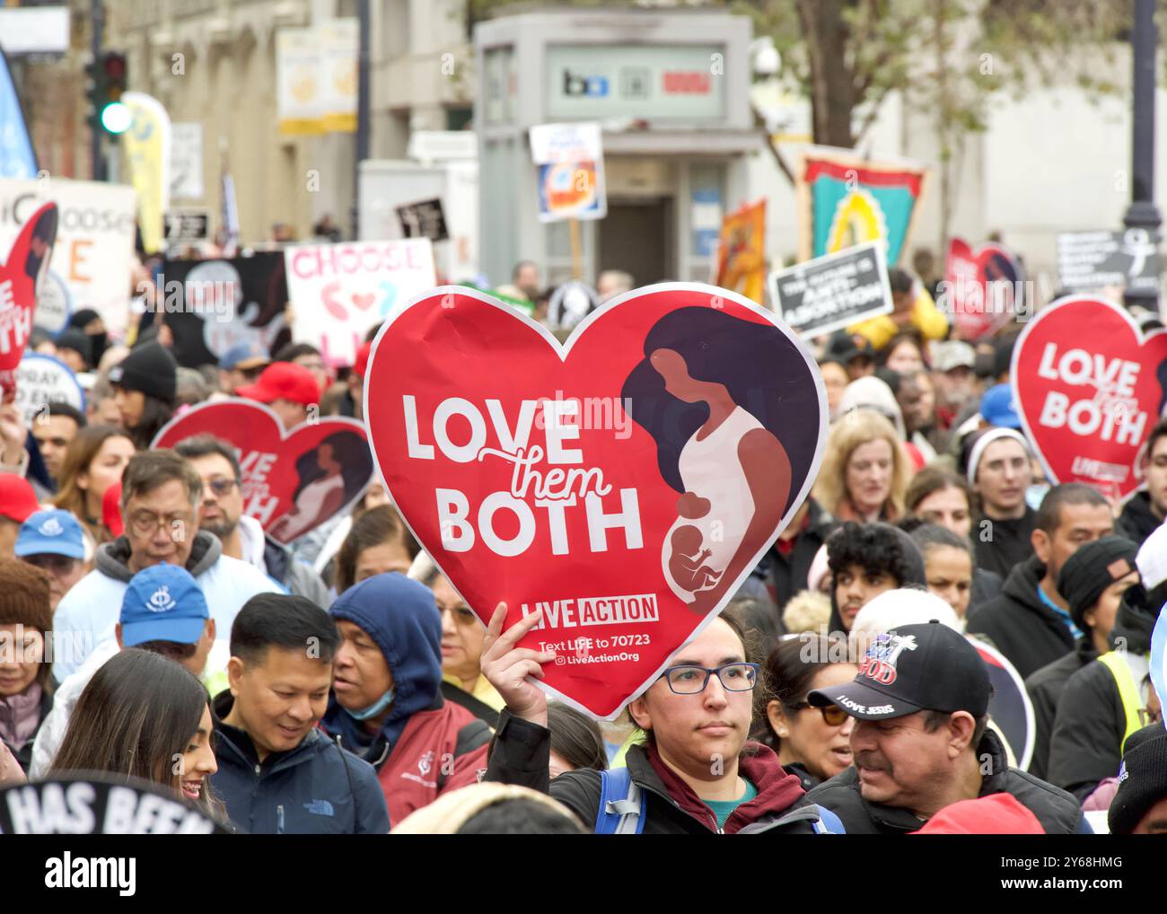 San Francisco, CA - 20 gennaio 2024: Migliaia di partecipanti alla marcia annuale per la vita, con cartelli e striscioni pro-Life, camminando lungo la mostra del mercato Foto Stock