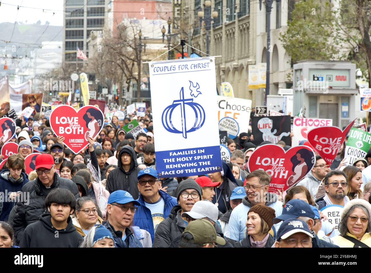 San Francisco, CA - 20 gennaio 2024: Migliaia di partecipanti alla marcia annuale per la vita, con cartelli e striscioni pro-Life, camminando lungo la mostra del mercato Foto Stock