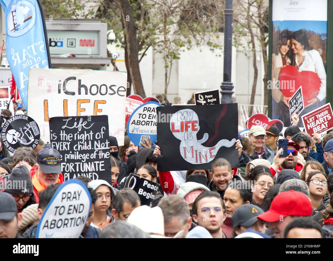 San Francisco, CA - 20 gennaio 2024: Migliaia di partecipanti alla marcia annuale per la vita, con cartelli e striscioni pro-Life, camminando lungo la mostra del mercato Foto Stock