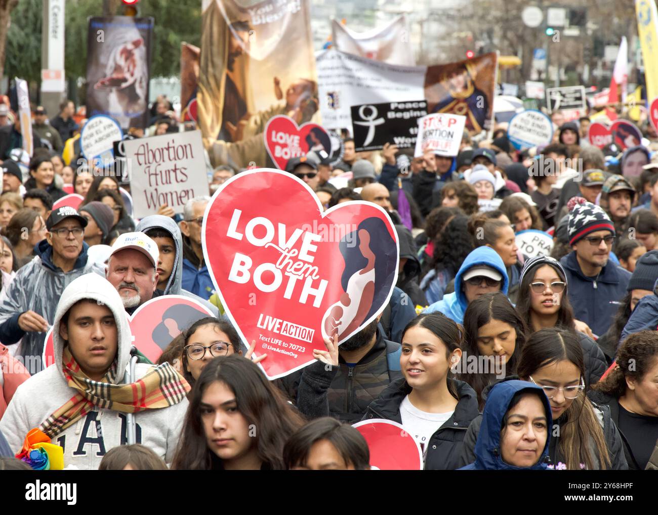 San Francisco, CA - 20 gennaio 2024: Migliaia di partecipanti alla marcia annuale per la vita, con cartelli e striscioni pro-Life, camminando lungo la mostra del mercato Foto Stock