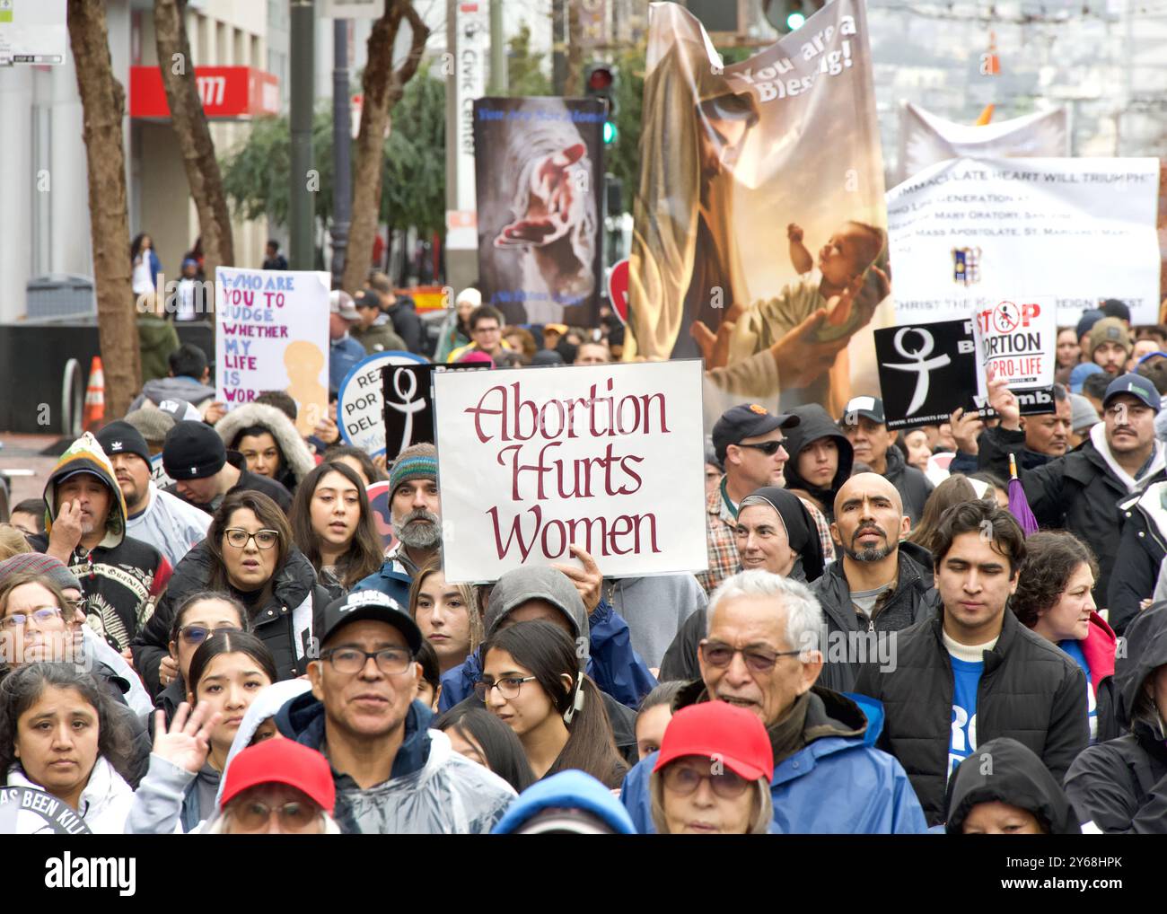 San Francisco, CA - 20 gennaio 2024: Migliaia di partecipanti alla marcia annuale per la vita, con cartelli e striscioni pro-Life, camminando lungo la mostra del mercato Foto Stock