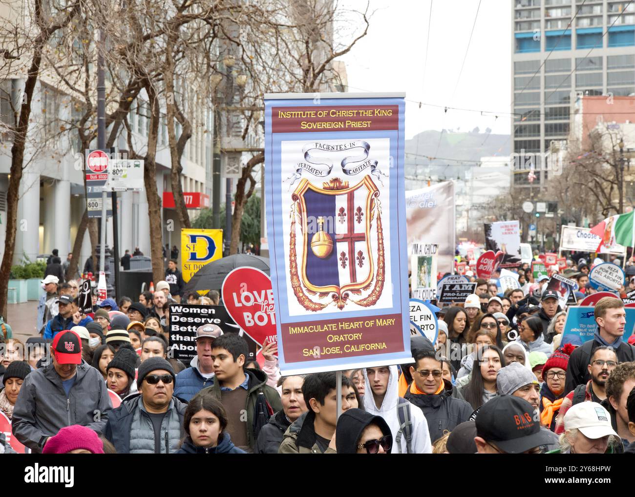 San Francisco, CA - 20 gennaio 2024: Migliaia di partecipanti alla marcia annuale per la vita, con cartelli e striscioni pro-Life, camminando lungo la mostra del mercato Foto Stock