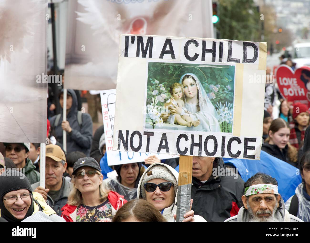 San Francisco, CA - 20 gennaio 2024: Migliaia di partecipanti alla marcia annuale per la vita, con cartelli e striscioni pro-Life, camminando lungo la mostra del mercato Foto Stock