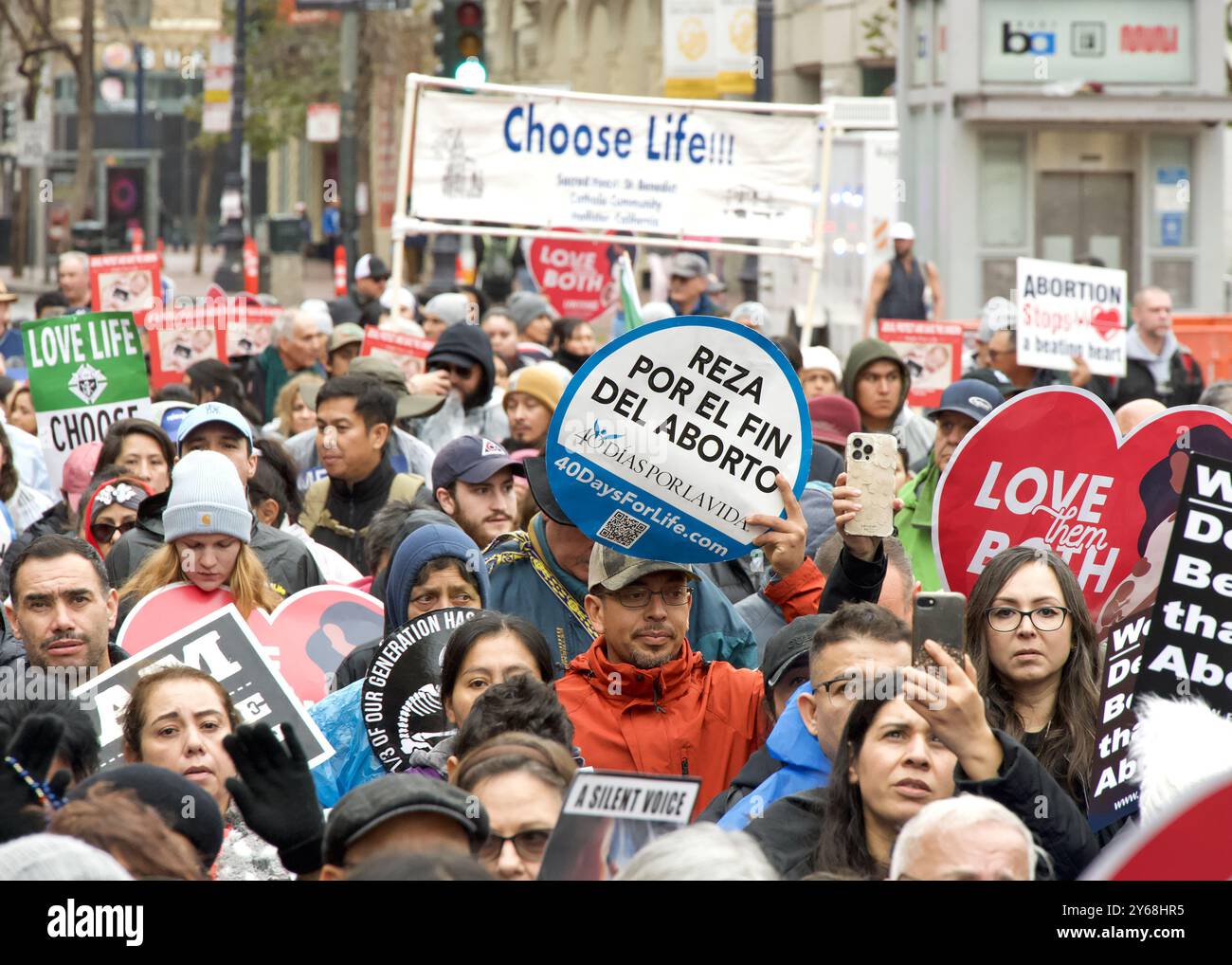 San Francisco, CA - 20 gennaio 2024: Migliaia di partecipanti alla marcia annuale per la vita, con cartelli e striscioni pro-Life, camminando lungo la mostra del mercato Foto Stock