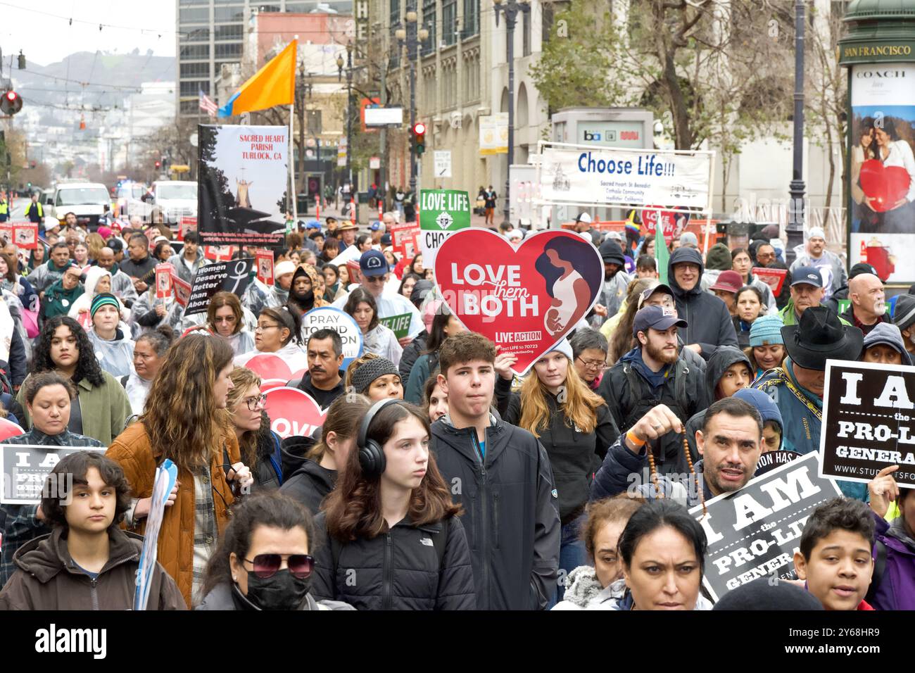 San Francisco, CA - 20 gennaio 2024: Migliaia di partecipanti alla marcia annuale per la vita, con cartelli e striscioni pro-Life, camminando lungo la mostra del mercato Foto Stock