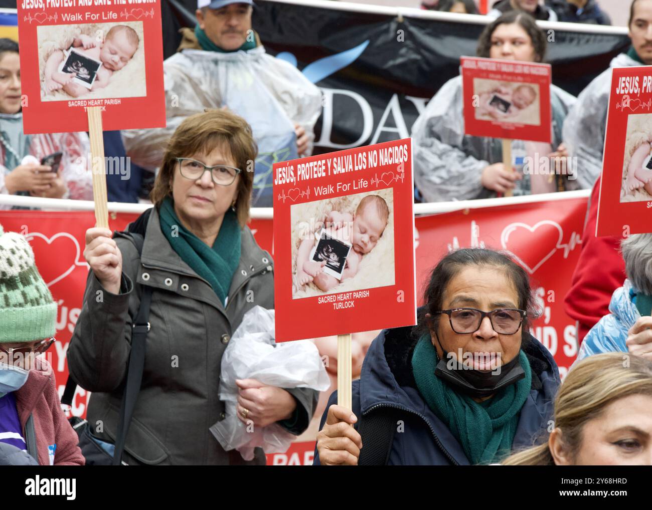 San Francisco, CA - 20 gennaio 2024: Migliaia di partecipanti alla marcia annuale per la vita, con cartelli e striscioni pro-Life, camminando lungo la mostra del mercato Foto Stock