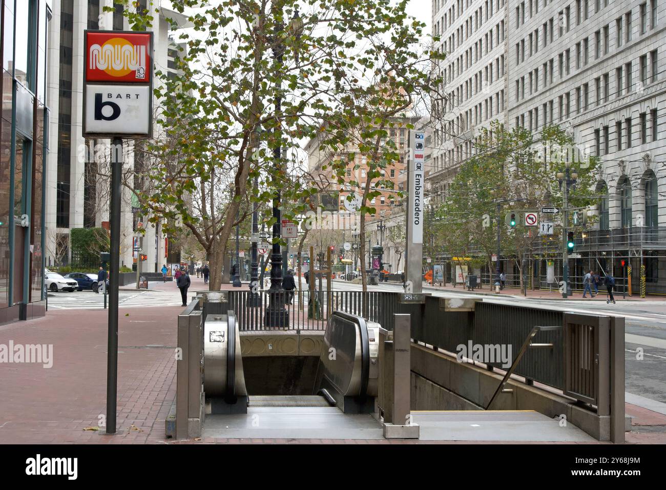 San Francisco, CA - 26 gennaio 2024: Ingresso alla vecchia stazione BART di Embarcadero. I treni Bay area Rapid Transit portano i pendolari verso le loro destinazioni a San FR Foto Stock