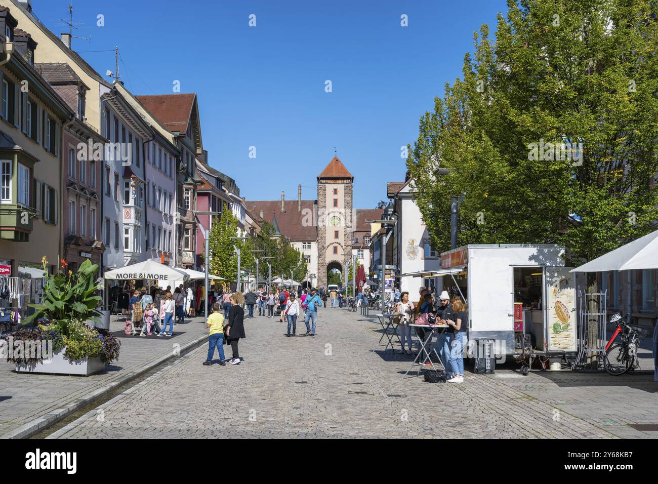 Zona pedonale, via dello shopping con l'Obertor, porta storica della città di Villingen, Villingen-Schwenningen, quartiere della Foresta Nera, Baden-Wuerttemberg Foto Stock