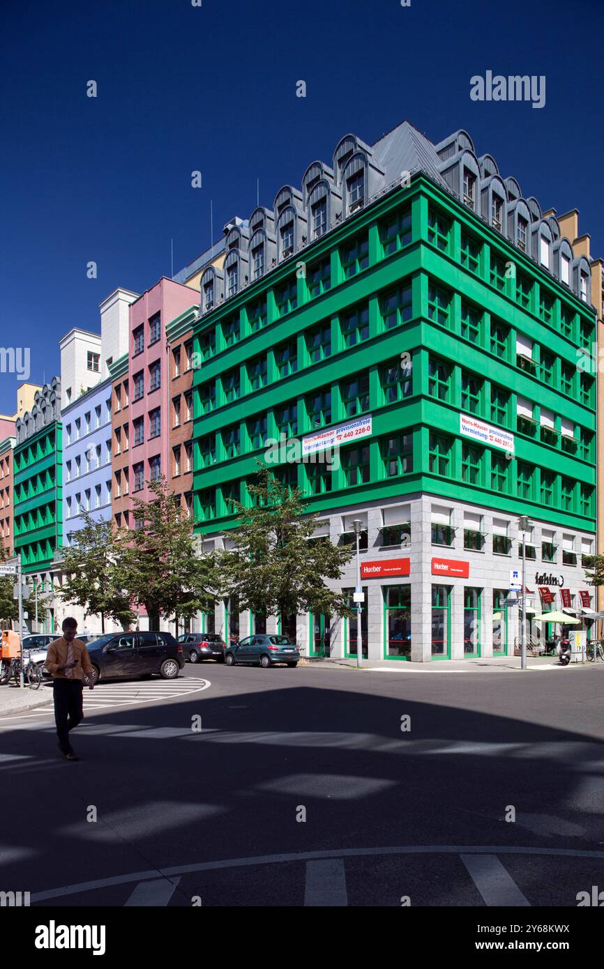 Il vibrante edificio postmoderno di Aldo Rossi sorge con orgoglio all'angolo tra Charlottenstrasse e Zimmerstrasse, Berlino. Foto Stock