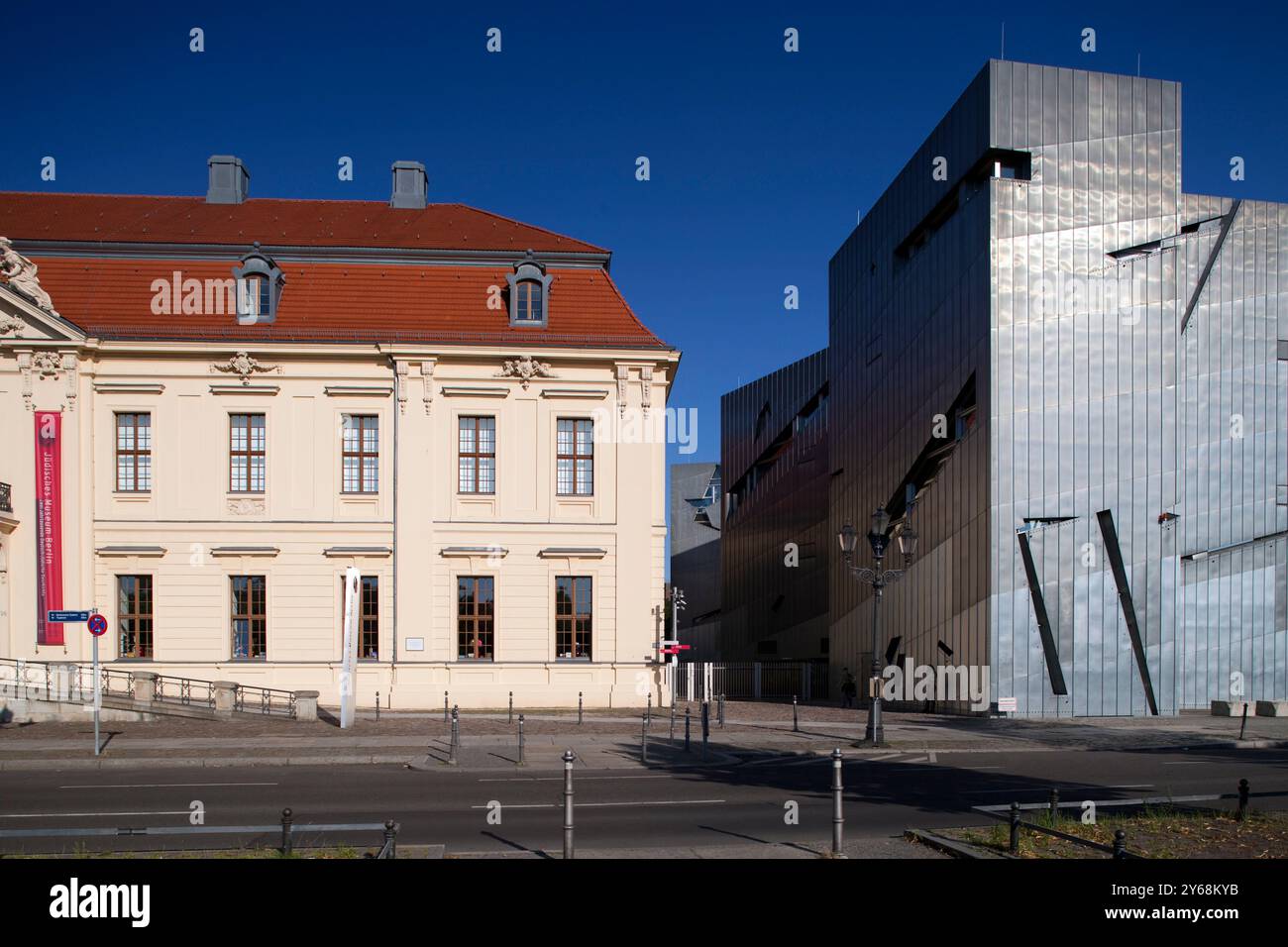 Il Museo Ebraico di Berlino presenta diverse architetture, con strutture storiche e moderne che si stagliano su un cielo azzurro. Foto Stock