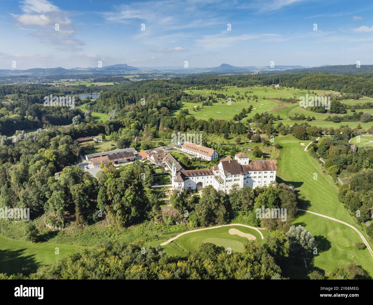 Vista aerea del castello di Langenstein vicino a Eigeltingen con il campo da golf circostante, le montagne Hegau all'orizzonte, il quartiere di Costanza, Baden-Wuer Foto Stock