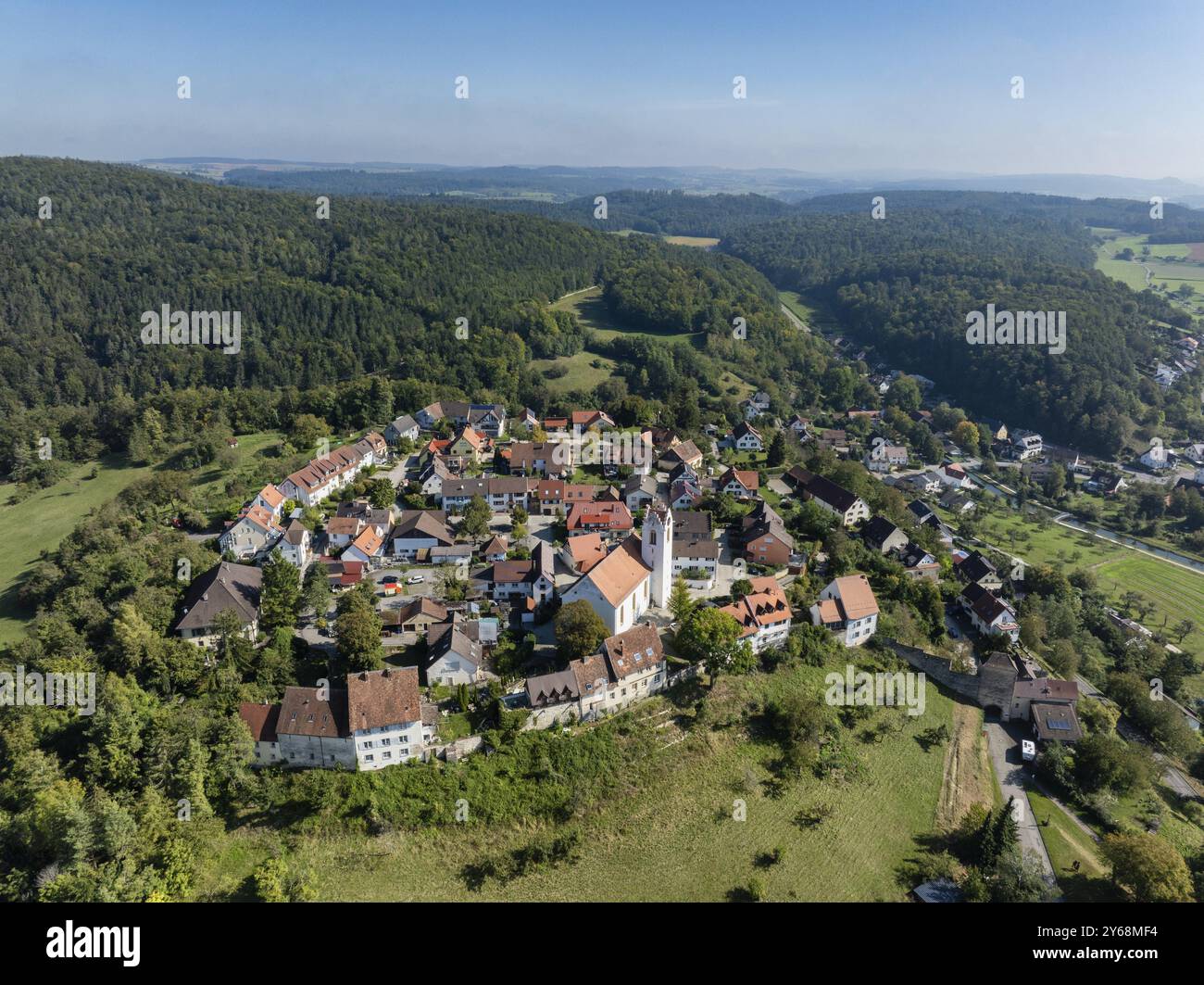 Vista aerea del centro storico di Aach im Hegau, distretto di Costanza, Baden-Wuerttemberg, Germania, Europa Foto Stock