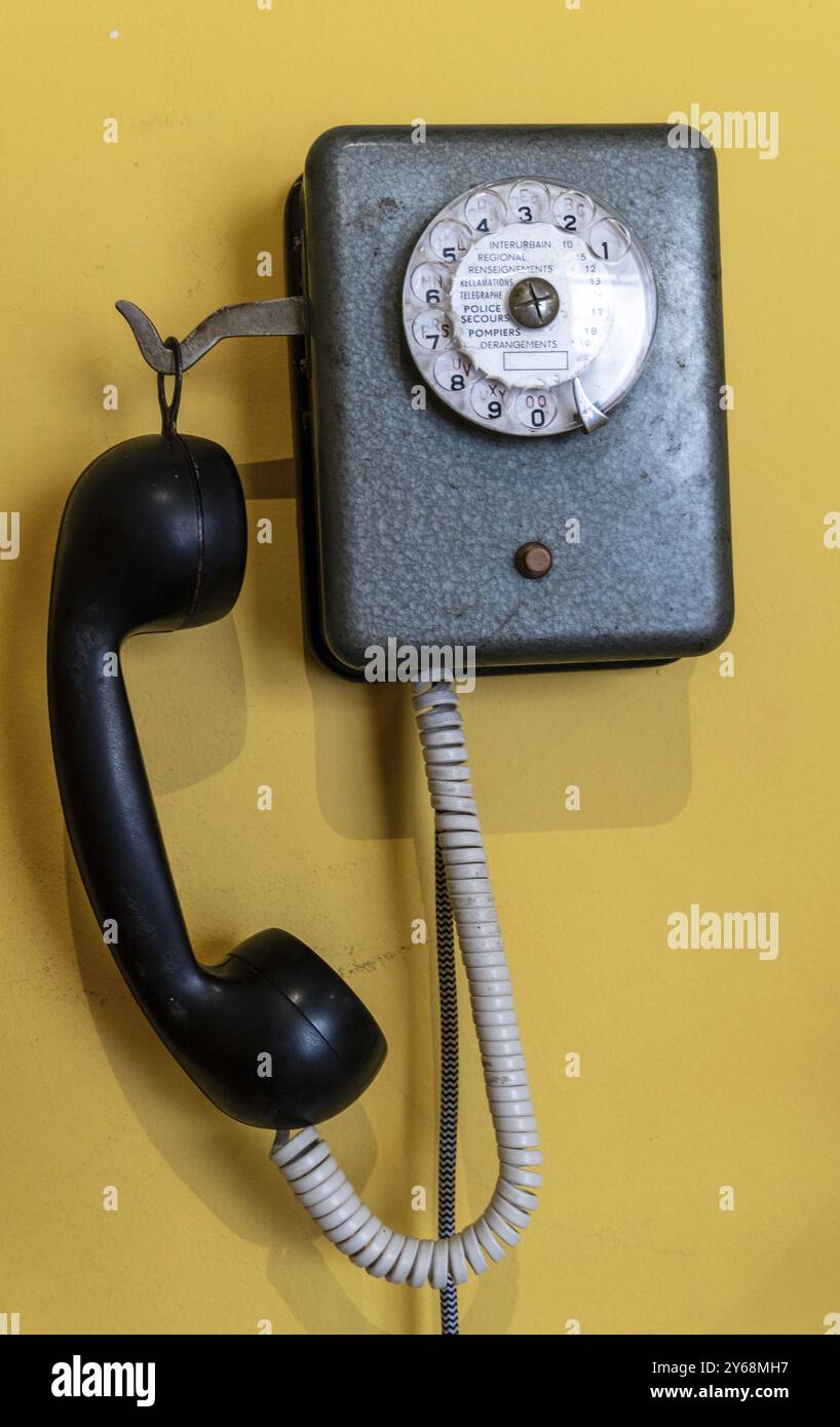 Telefono a muro, telefono, telefono a parete, storico, composizione, cavo, telefono via cavo, francese, Francia, Europa Foto Stock