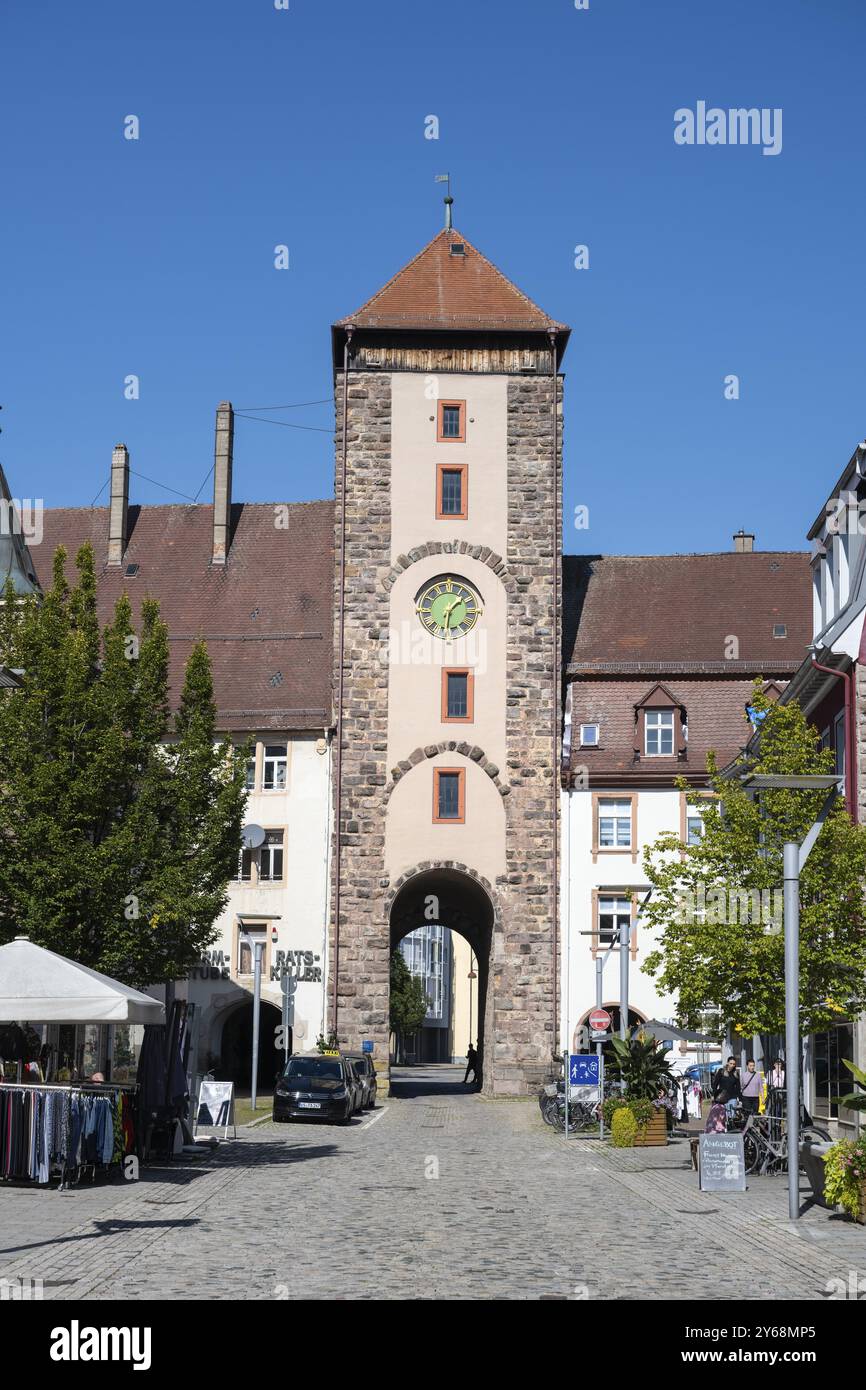 Zona pedonale, via dello shopping con l'Obertor, porta storica della città di Villingen, Villingen-Schwenningen, quartiere della Foresta Nera, Baden-Wuerttemberg Foto Stock