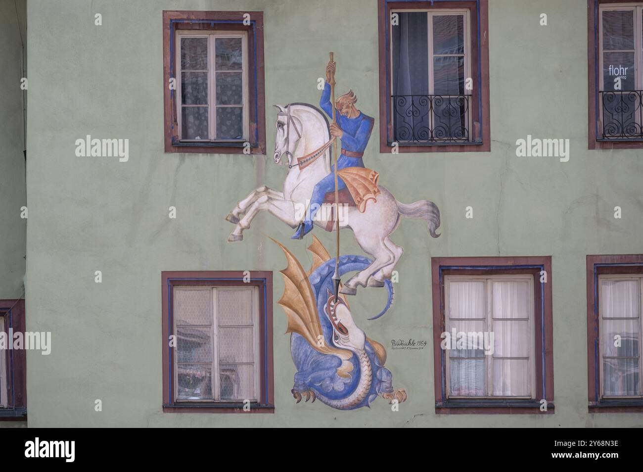 Affresco di San Giorgio e del drago sulla facciata dell'ex cancelleria cittadina e registro di corte, via principale 22, Rottweil, Baden-Wuerttemberg, Ger Foto Stock