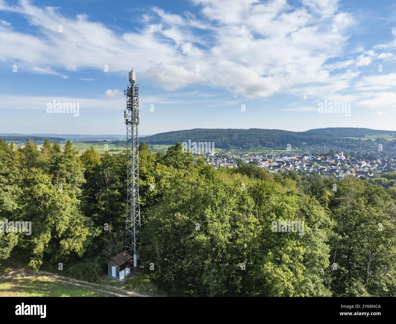 Montante di telefonia mobile, albero di trasmissione sopra il comune di Steisslingen, Hegau, distretto di Costanza, Baden-Wuerttemberg, Germania, Europa Foto Stock