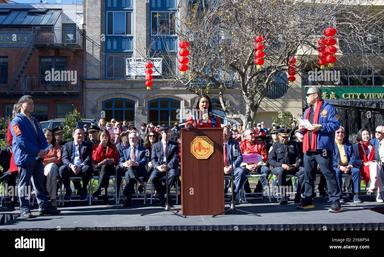 San Francisco, CA - 10 febbraio 2024: Il sindaco London Breed parla alla cerimonia di apertura del capodanno cinese a Chinatown, celebrando l'arrivo del Foto Stock